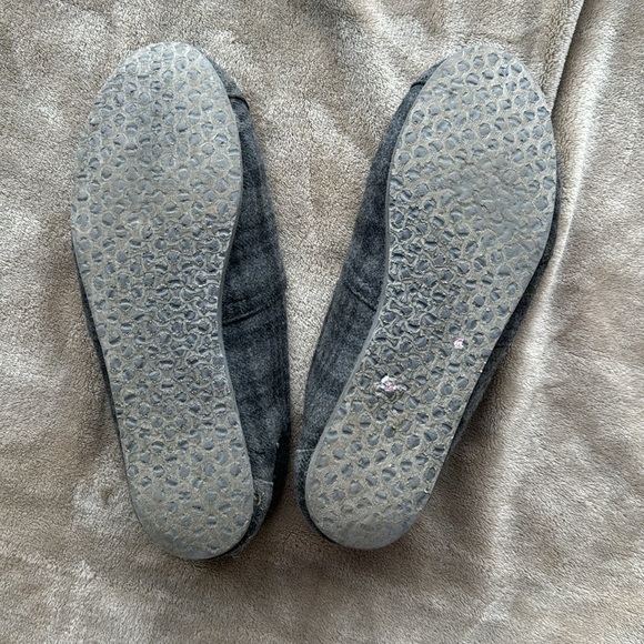 Women’s size 11 flannel Toms - Picture 3 of 4